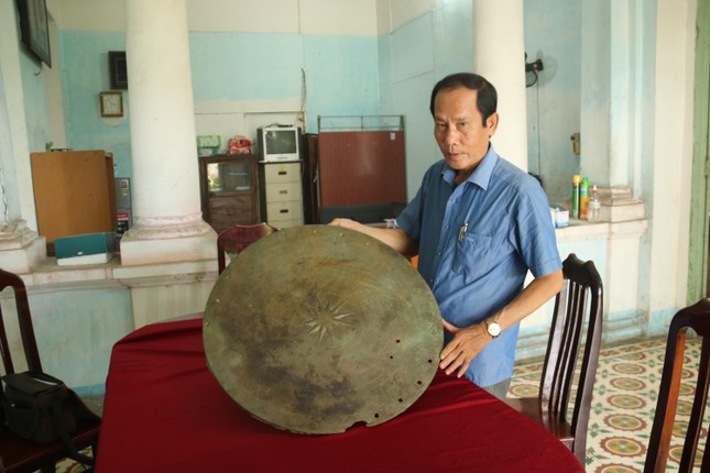 Ông Nguyễn Minh Phước, Giám đốc Bảo tàng Đồng Tháp giới thiệu về mặt trống đồng Đông Sơn do anh Trác bàn giao.