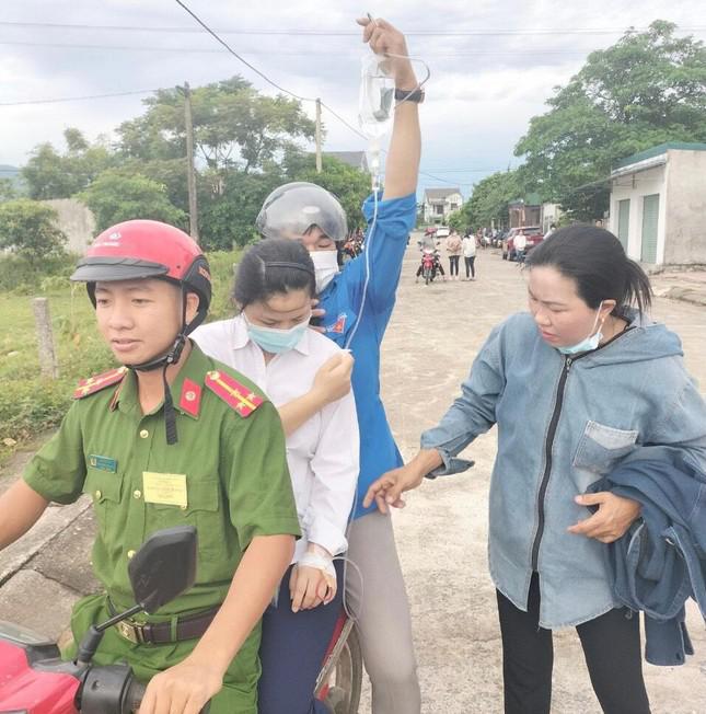 Em Hồng Nhung được cảnh sát, tình nguyện viên hỗ trợ đưa vào phòng thi.