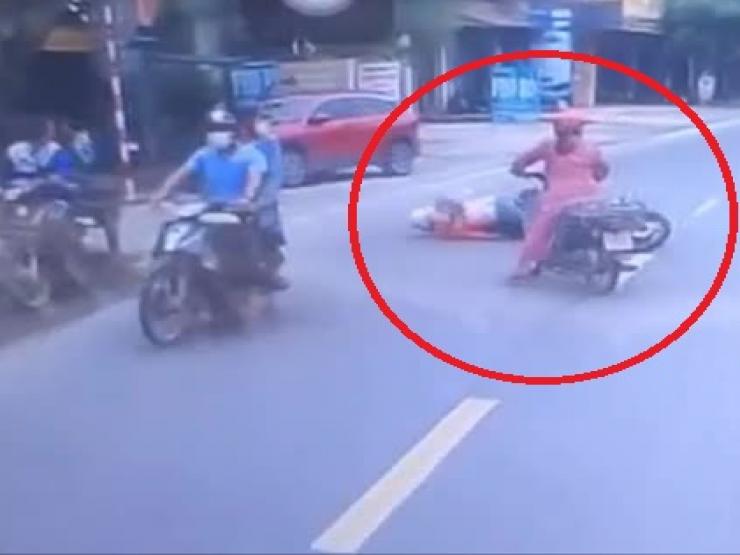 Clip: Nữ tài xế gặp tai họa bất ngờ vì xe máy chạy vun vút, mất lái