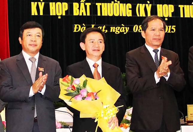 Ông Phan Văn Đa (giữa) được bầu làm Phó Chủ tịch UBND tỉnh Lâm Đồng vào năm 2015
