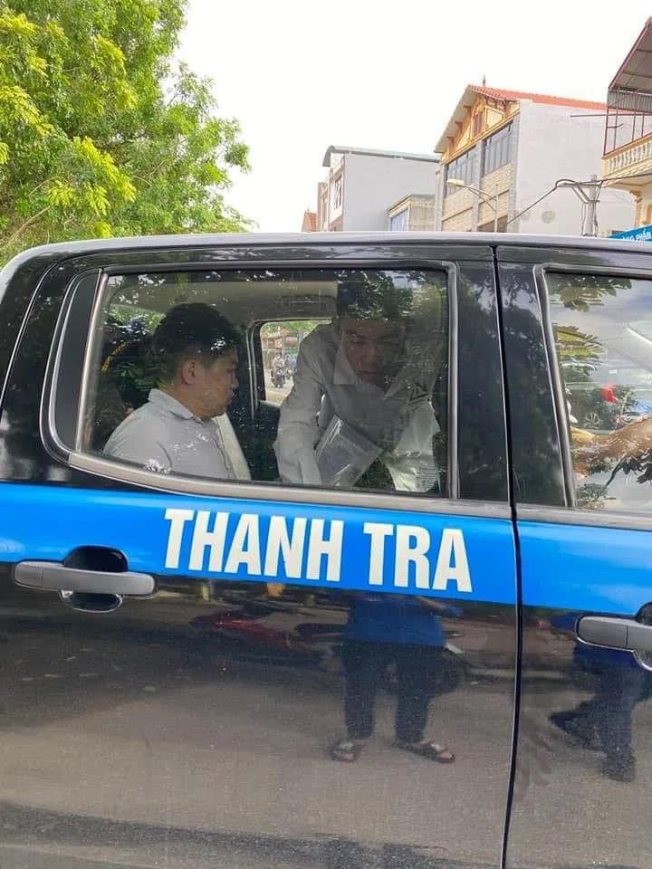 Hai thí sinh được lực lượng chức năng giúp đỡ đến điểm thi nhưng vẫn không kịp.