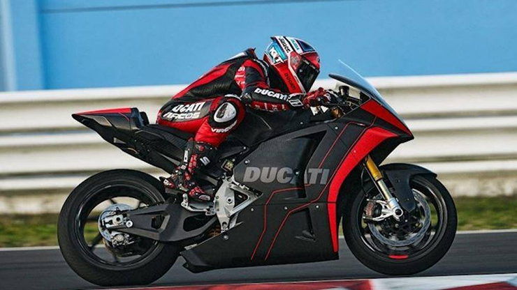 Ducati V21L nặng 225 kg, với một nửa trọng lượng đến từ bộ pin 18 kWh được kết nối trực tiếp với cánh tay đòn.
