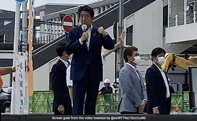 Cựu Thủ tướng Shinzo Abe phát biểu trước khi gặp nạn. Ảnh: NDTV