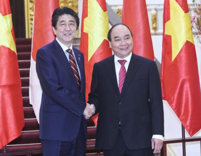 Thủ tướng Nguyễn Xuân Phúc và Thủ tướng Shinzo Abe bắt tay tại Văn phòng Chính phủ trước khi bước vào hội đàm trong khuôn khổ chuyến công du Việt Nam của ông Abe năm 2017.