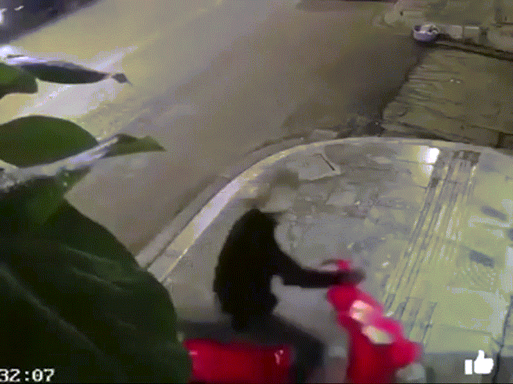 Video: Tên trộm bỏ lại chiếc xe máy sau hồi vật lộn bất thành