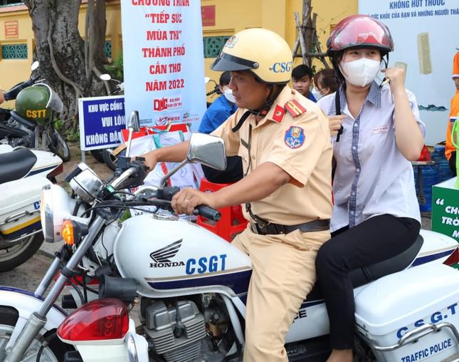 Thiếu tá Nguyễn Tường Duy - Cán bộ Đội tuần tra, dẫn đoàn Phòng CSGT đường bộ, đường sắt Công an TP Cần Thơ đưa thí sinh về nhà lấy giấy báo dự thi - Ảnh: Kim Hà.