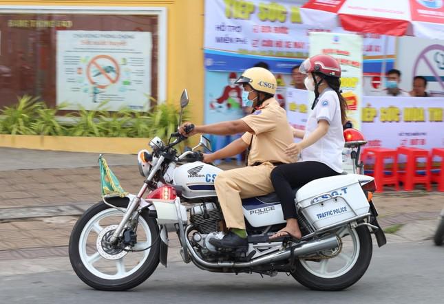 Mặc dù trong giờ cao điểm nhưng thí sinh vẫn được hỗ trợ quay lại điểm thi đúng giờ - Ảnh: Kim Hà.