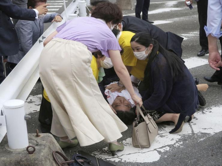 Cựu thủ tướng Nhật Abe Shinzo bị bắn khi đang phát biểu trên phố