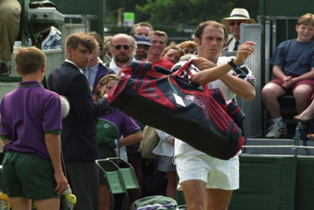 Lùm xùm bỏ giải Wimbledon: Vợ tay vợt tát trọng tài sau khi chồng bỏ cuộc