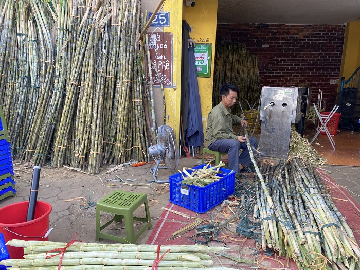 Ngoài máy cạo vỏ mía, máy ép nước, quán nước mía cần 3-4 người làm luôn tay luôn chân mới kịp.