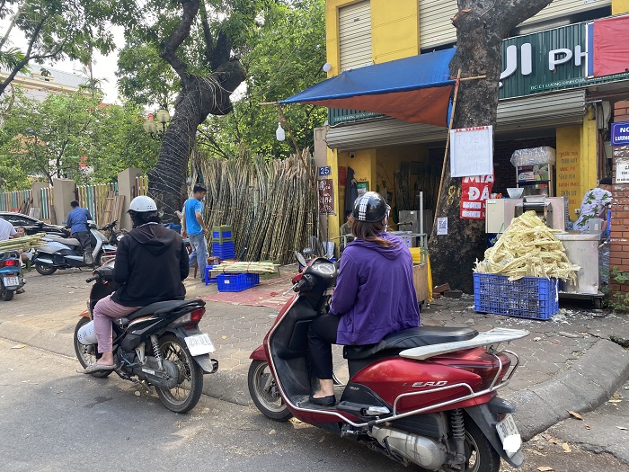 Khách đứng chờ mua nước mía những ngày nắng nóng.