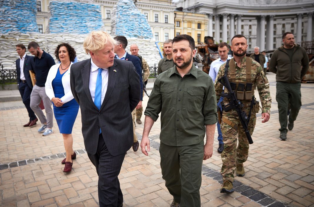 Thủ tướng Anh Boris Johnson trong chuyến thăm Kiev hồi tháng 4 (ảnh: Reuters)