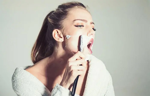 Phụ nữ có nên cạo lông mặt không? - 2