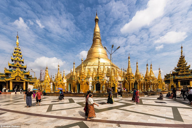 Người dân Myanmar và khách du lịch đang thăm chùa Shwedagon.