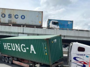 Tin tức trong ngày - Xe container mắc kẹt dưới gầm cầu vượt ở TP.HCM