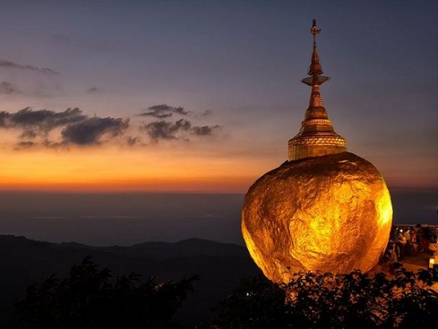 Kỳ lạ hòn đá dát vàng khổng lồ tại Myanmar nằm cheo leo trên vách đá hàng thế kỷ mà không rơi