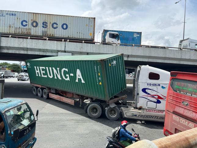 Phần thùng container bị nghiêng, kẹt vào gầm cầu vượt Linh Xuân. Ảnh: Thanh Quang