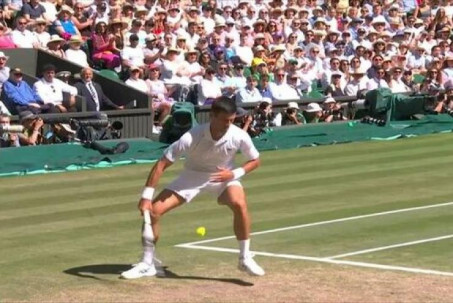 Clip nóng Wimbledon: Djokovic tung tuyệt phẩm đánh bóng qua hai chân