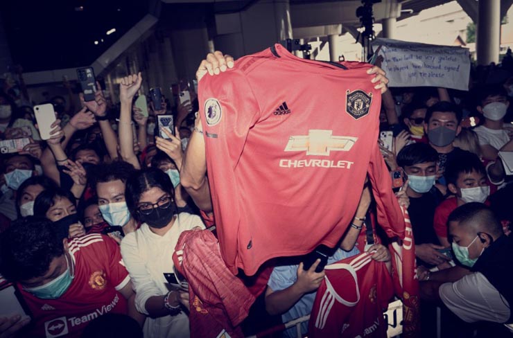 Dàn siêu sao MU đổ bộ đến Thái Lan, fan &#34;đỏ mắt&#34; tìm Ronaldo không thấy - 7