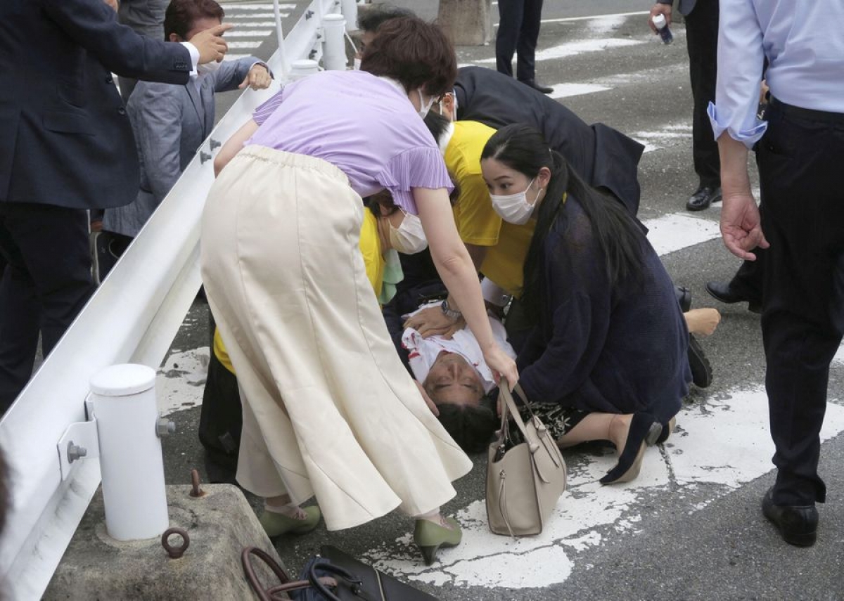 Ông Abe bị ám sát (ảnh: Reuters)