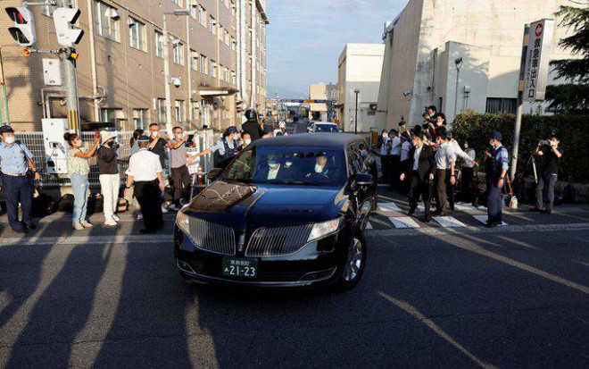 Đoàn xe đưa thi thể cố Thủ tướng Abe Shinzo về lại thủ đô Tokyo hôm 9-7 Ảnh: REUTERS