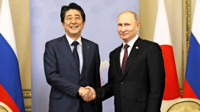 Thủ tướng Nhật Shinzo Abe (trái) và Tổng thống Nga Vladimir Putin. Ảnh: KYODO NEWS