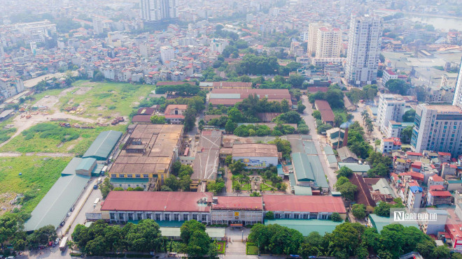 Trong số 10 nhà máy nằm trên "đất vàng", quận Thanh Xuân có 2 cơ sở, trong đó một cơ sở là Công ty TNHH MTV Thuốc lá Thăng Long ở địa chỉ tại 235 Nguyễn Trãi, diện tích hơn 64.000m2.