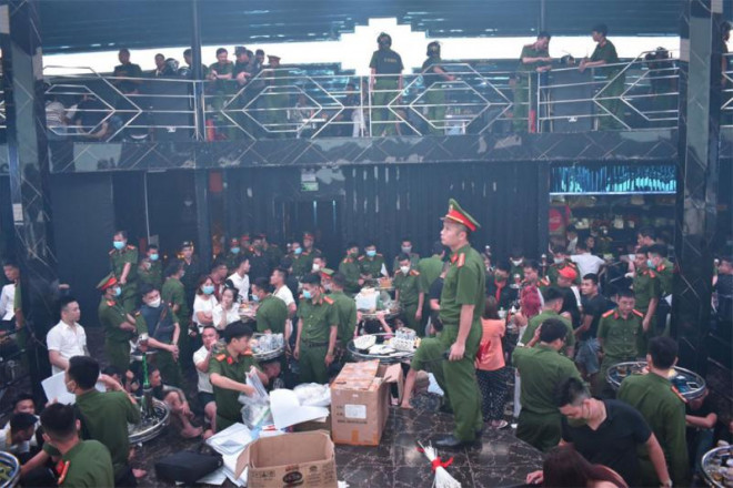 Lực lượng chức năng thuộc Công an tỉnh Bắc Giang kiểm tra quán Bar