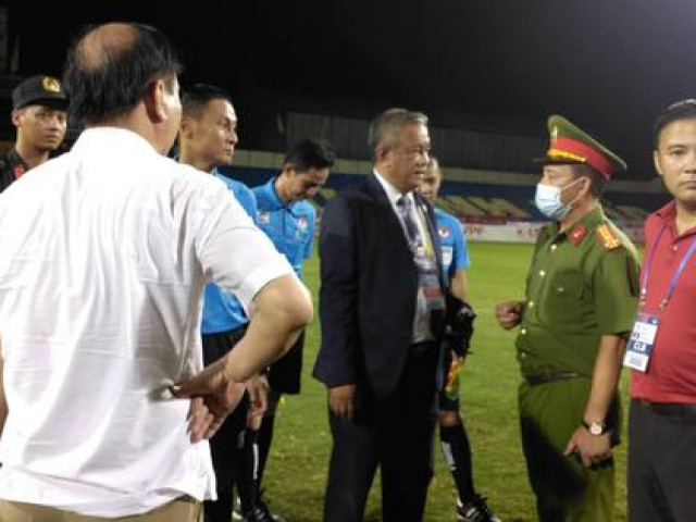 Trọng tài trận Thanh Hóa - Nam Định 'bẻ còi', cơ động hộ tống rời sân