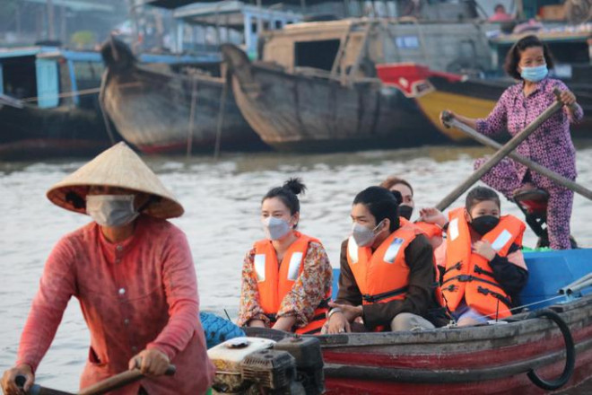 Du khách đến Cần Thơ hầu hết đều đi tham quan chợ nổi Cái Răng