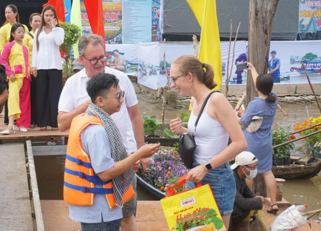 Trung bình có khoảng 200 - 250 chiếc ghe, tàu mua bán, trao đổi hàng hóa