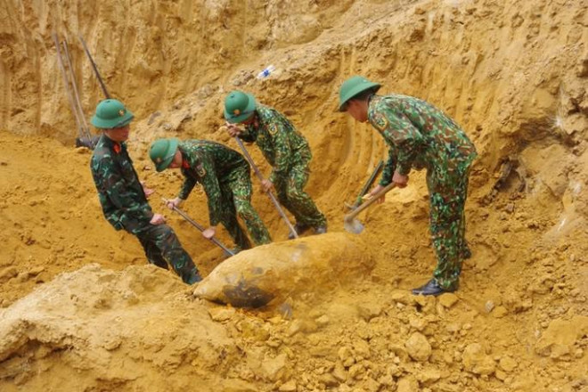 Hiện trường quả bom được tìm thấy - Ảnh: Lan Anh