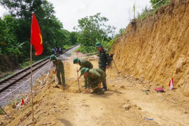 Qủa bom ngay cạnh tuyến đường ray