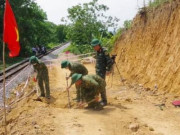 Tin tức trong ngày - Phát hiện quả bom &quot;khủng&quot; nguyên ngòi nổ cạnh đường ray tàu hỏa ở Quảng Bình