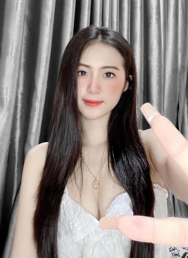 Trong ảnh, hot girl sinh năm 1998 diện bộ đồ bơi nhỏ xíu khoe khéo đôi chân thẳng.
