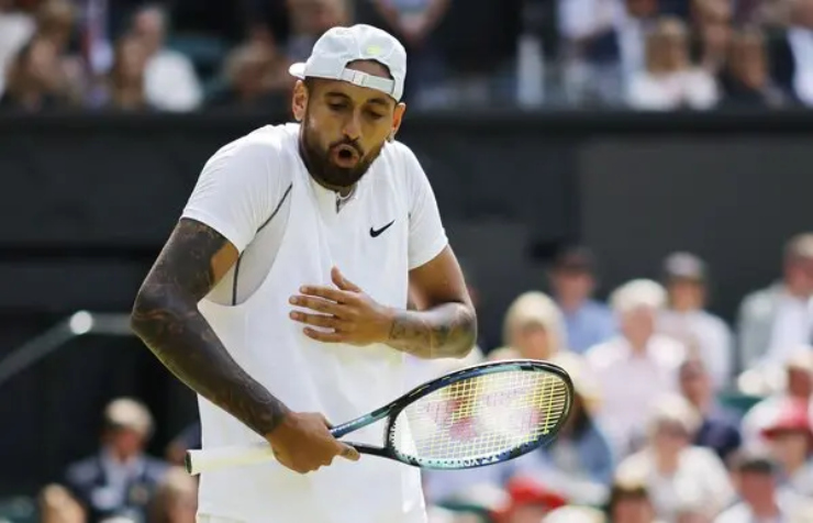 Kyrgios phàn nàn với trọng tài, anh mong muốn đuổi 1 khán giả nữ trên khán đài