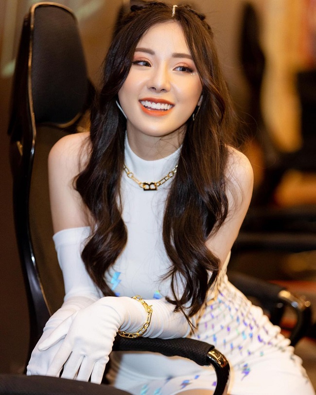 Minh Anh là gương mặt quen thuộc trong các sự kiện giải đấu game với vai trò MC. Cô thường xuất hiện với phong cách nóng bỏng và cá tính.
