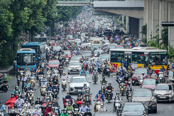 Theo dự báo thời tiết, thủ đô Hà Nội hôm nay (12/7) có mưa rào và dông rải rác, cục bộ có mưa to. Gió đông cấp 2-3. Trong mưa dông có khả năng xảy ra lốc, sét và gió giật mạnh. Nhiệt độ thấp nhất 25-28 độ. Nhiệt độ cao nhất 33-35 độ.