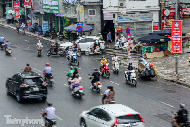 Nhiều phương tiện bất chấp nguy hiểm, đi ngược chiều khi gặp cảnh tắc đường.