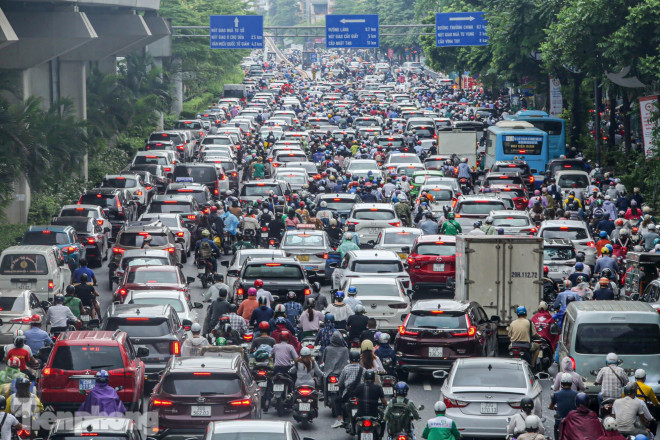 Lượng phương tiện tham gia giao thông đông "nghìn nghịt".