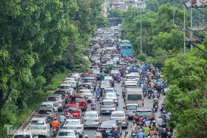 Đường Láng ùn tắc nhiều giờ sau cơn mưa.