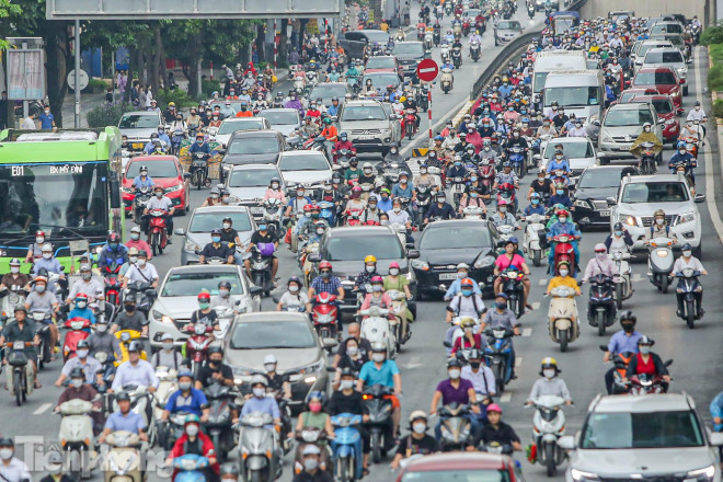 Đông nghịt phương tiện tại khu vực từ hầm chui hướng về nội đô.