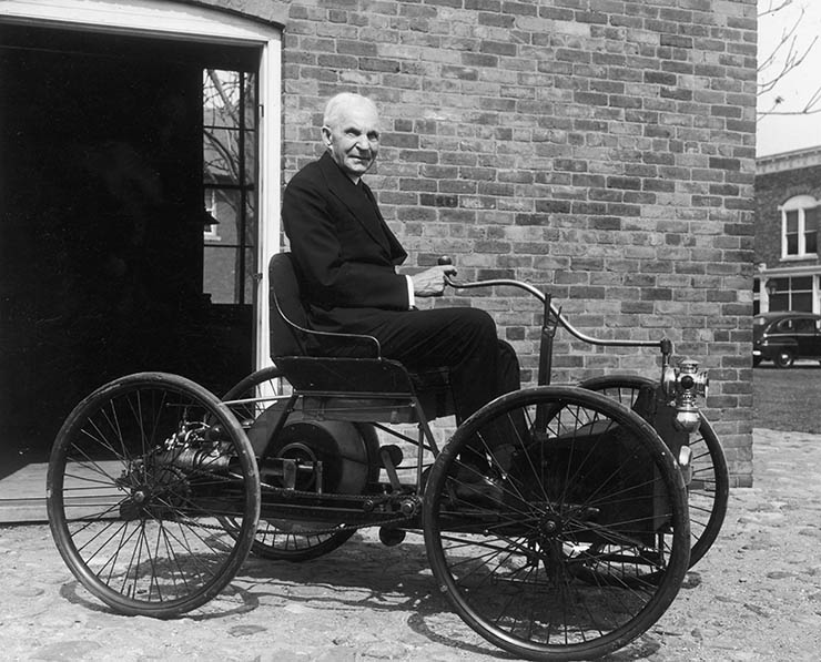 15. Henry Ford

Ông đã cách mạng hóa ngành sản xuất và đổi mới công ty xe hơi của mình. Những tất cả những gì ông làm được trong ngành ô tô, thật khó có thể tin rằng ông không có nền tảng kỹ thuật hay được học một cách đàng hoàng. Ông rời cửa hàng của gia đình năm 16 tuổi, chuyển đến Detroit và trở thành người học việc trong một cửa hàng máy móc. Sau đó, ông chế tạo chiếc ô tô đầu tiên vào năm 1896.
