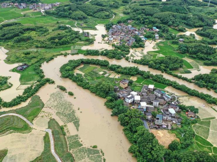 Mưa lớn kỷ lục, lốc xoáy, nắng nóng cực đoan “tấn công” Trung Quốc