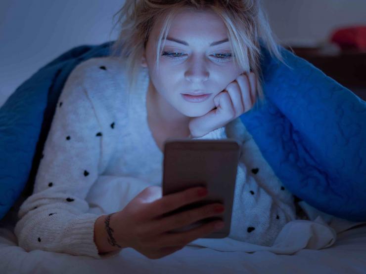 Mối nguy hiểm với sức khỏe vì thói quen nằm ”lướt” điện thoại trước khi ngủ