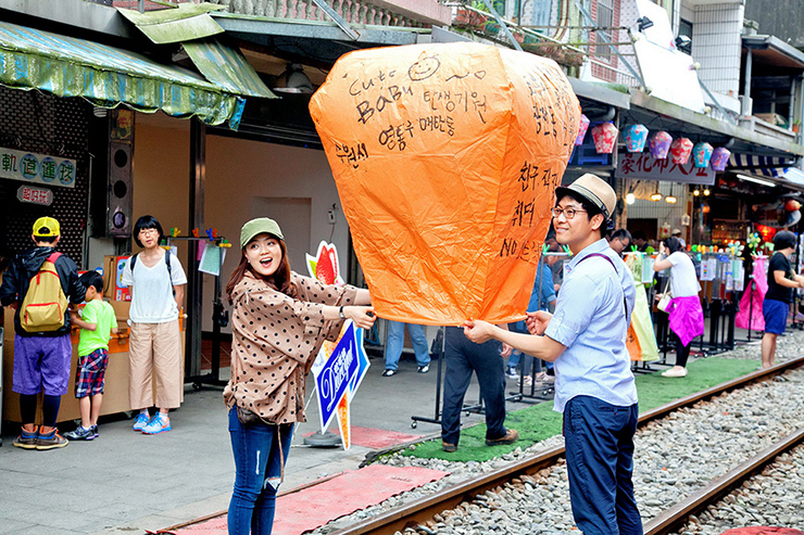 Thăm ga Bình Khê và thả đèn trời là trải nghiệm không thể bỏ qua. Đây cũng là nơi tổ chức lễ hội đèn lồng hàng năm.&nbsp;