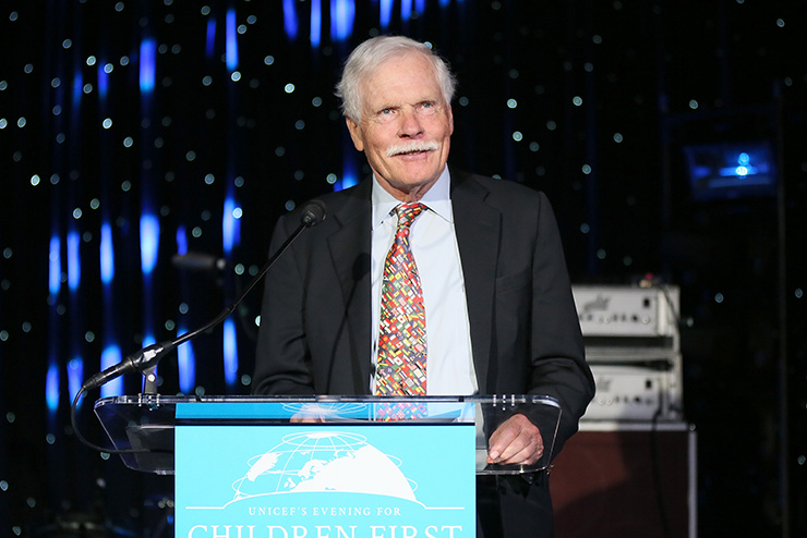 2. Ted Turner

Ted không bỏ đại học nửa chừng mà thực chất là bị đuổi khỏi Đại học Brown do bị phát hiện có một cô gái trong ký túc xá của mình. May mắn thay, sau đó ông đã làm việc cho công ty quảng cáo của cha mình, sau này đổi thành Công ty Phát thanh Truyền hình Turner, ra mắt mạng tin tức cáp 24 giờ đầu tiên - CNN.
