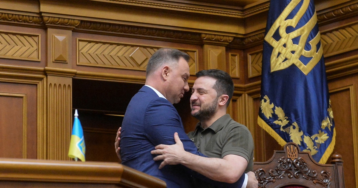 Tổng thống Ba Lan Andrzej Duda (trái) và Tổng thống Ukraine&nbsp;Zelensky trong một cuộc gặp (ảnh: RT)