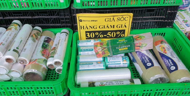 Nhiều cửa hàng Bách Hóa Xanh đồng loạt treo biển "xả kho giảm đến 50%"