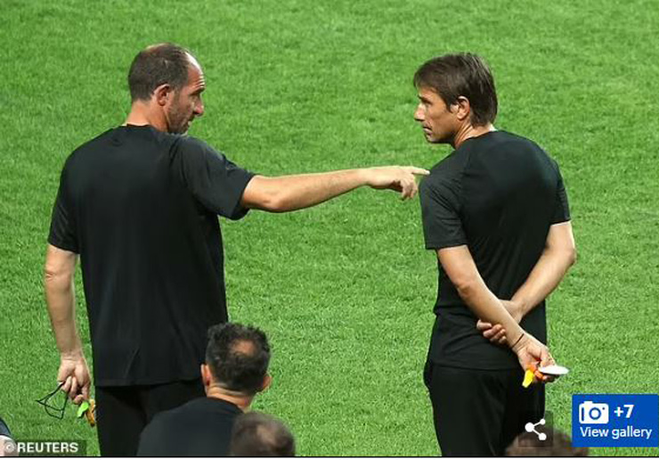 HLV Antonio Conte (phải) và ban huấn luyện Spurs đề ra giáo án tập luyện khiến các cầu thủ của mình mệt bở hơi tai